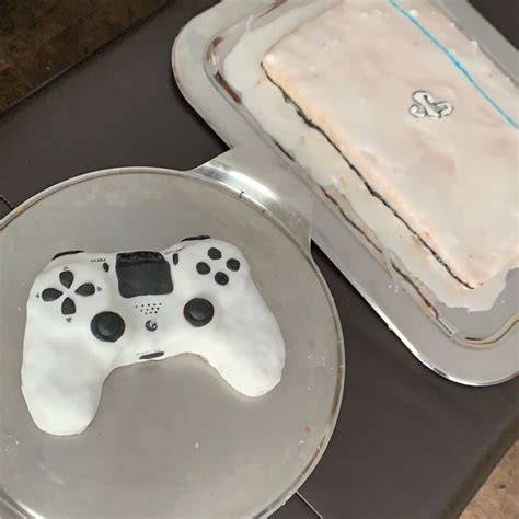 PlayStation Motivtorte mit Fondant-Controller