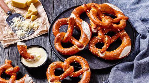 Plundergebäck in verschiedenen Formen (Windrad, Zylinder, Brezel)