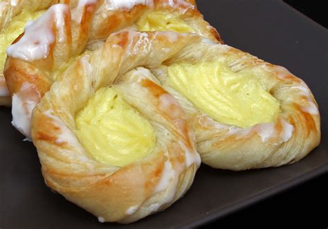 Plundergebäck mit Pudding und Früchten frisch gebacken und serviert