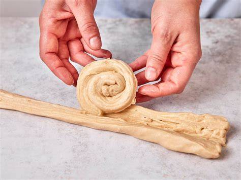 Plunderteig aufgerollt und geschnitten