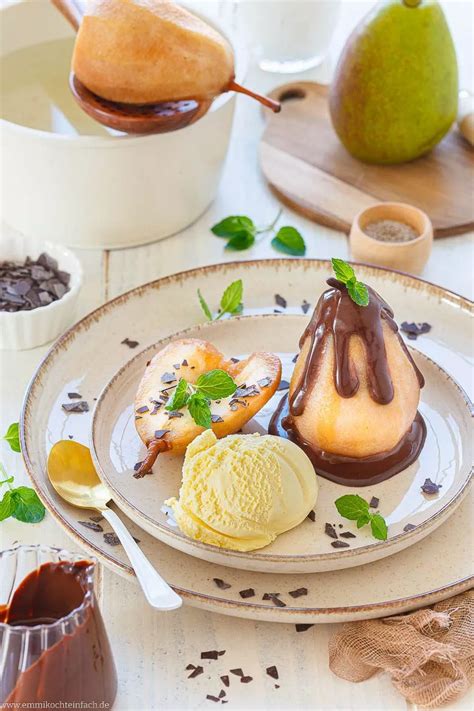 Pochierte Birne Helene auf Vanilleeis mit Schokoladensauce, klassisch angerichtet