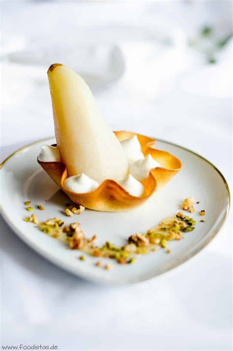 Pochierte Birne in knuspriger Hippe mit Mascarponecreme und Nüssen
