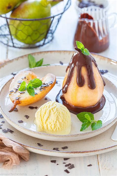 Pochierte Birne mit heißer Schokoladensauce (Birne Helene)