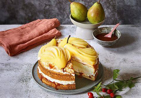 Pochierte Birnen auf Hagebutten-Torte