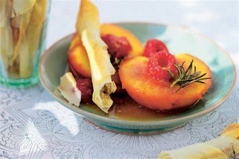 Pochierter Pfirsich mit Vanillepudding auf Dessertteller