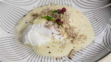 Pochiertes Ei auf Trüffelschaum