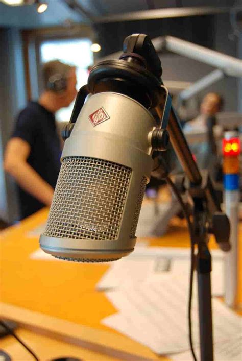Podcast-Studio: Mikrofone, Shownotes, Studio Stromberg-Logo