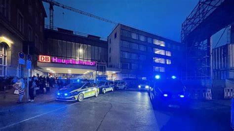 Polizei-Schaufelbagger räumen Menschenmassen am Soylent-Grün-Tag