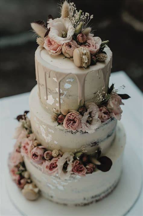 Polnische Hochzeitstorte mit mehreren Schichten und floraler Deko