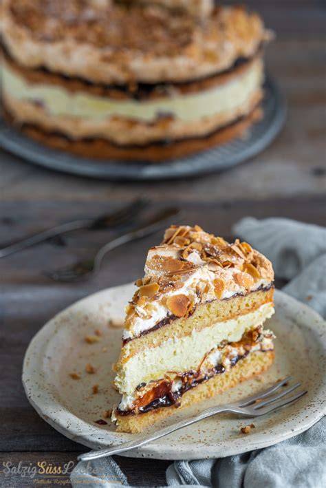 Polnische Torte mit klassischer Dekoration auf einem Tortenteller