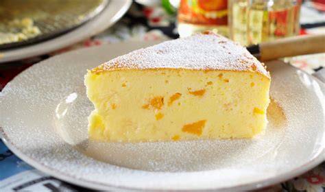 Polnischer Käsekuchen (Sernik) auf-serviert mit Puderzucker und Beeren