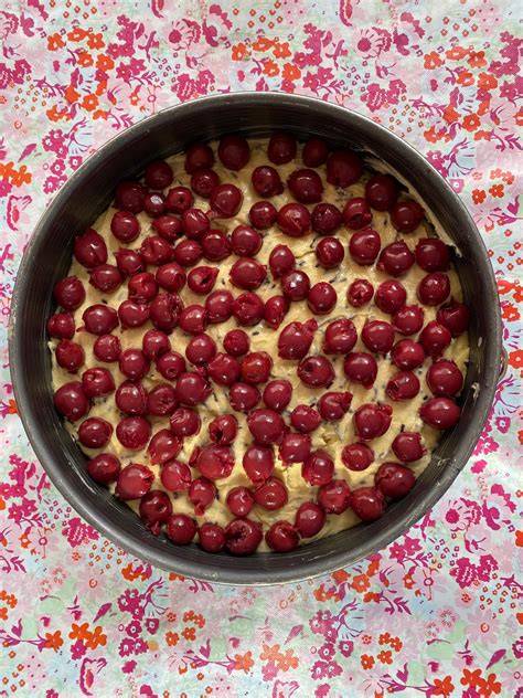 Polnischer Rührkuchen mit Kirschen und Schokostreuseln