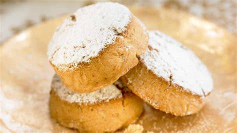 Polvorones & Mantecados auf einem weihnachtlich dekorierten Tisch