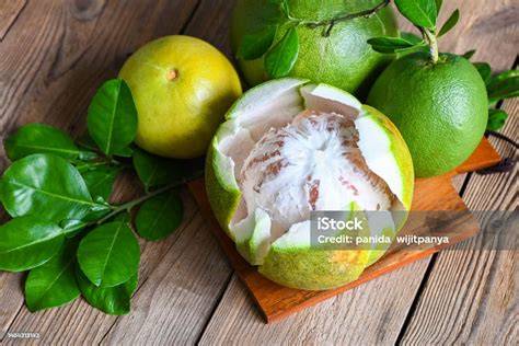 Pomelo halbiert und geschält