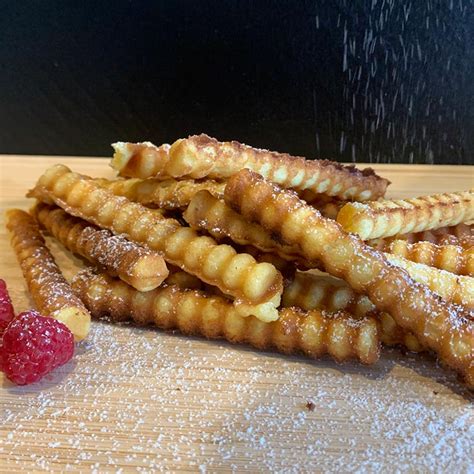 Pommes Waffeleisen und fertige Waffelpommes