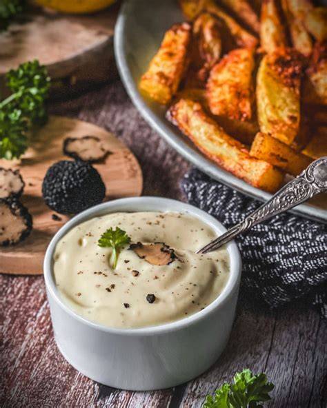 Pommes mit Trüffelmayonnaise im Dip