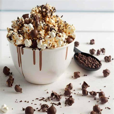 Popcorn in verschiedenen Varianten (salzig, karamellisiert, farbig)