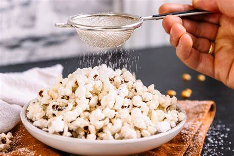 Popcorn mit Puderzucker bestreut