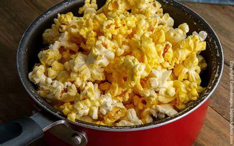 Popcorn und Puffmais im Topf