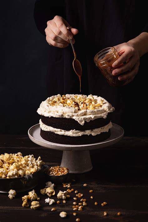 Popcorn-Torte mit Karamell-Drip und Dekoration