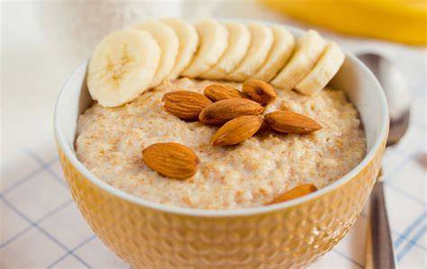 Porridge mit Banane, Kokosraspeln und gehackten Mandeln