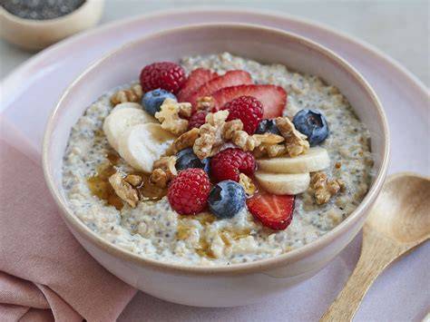 Porridge mit frischen Beeren und Bananenscheiben