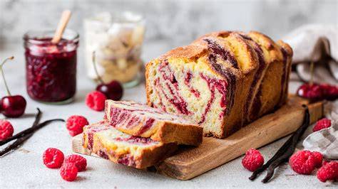 Porridge-Auflauf mit Marmeladen- und Erdnussbutterstrudeln
