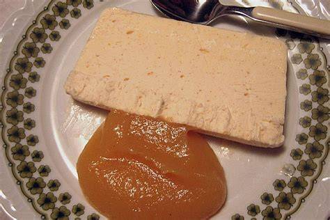 Portion Zimtparfait mit Apfelsauce