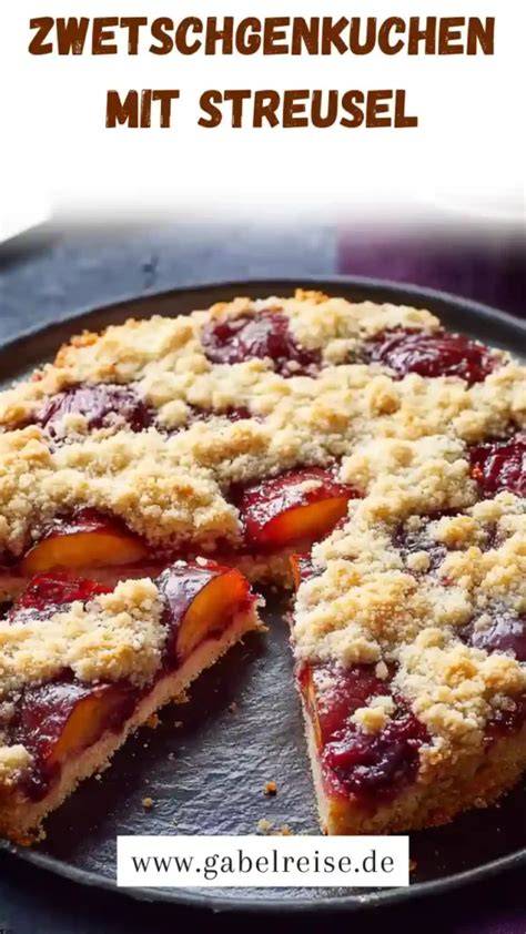Portion Zwetschgenkuchen, lauwarm serviert mit frisch geschlagener Sahne