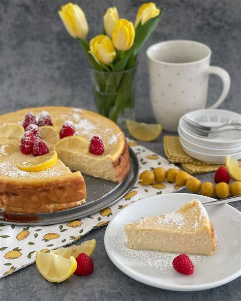 Portionen klassischen Käsekuchens mit Puderzucker, Obstdeko nach Wahl