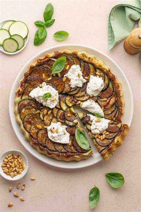 Portionierte Tarte auf einer Herbst-Tafel
