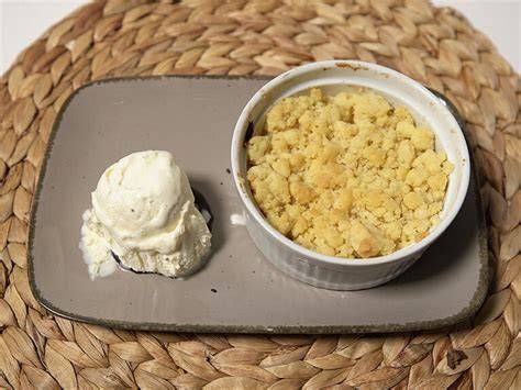 Portionierter Crumble mit Vanilleeis