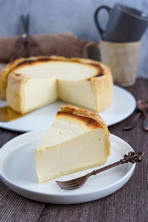 Portionierter Käsekuchen, serviert auf Kaffeetisch