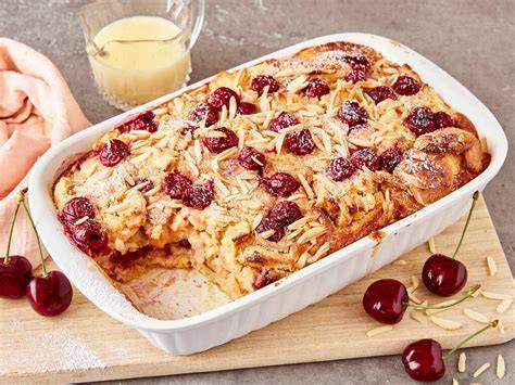 Portionierter Kirschmichel mit Vanilleeis, Schlagsahne und frischen Kirschen