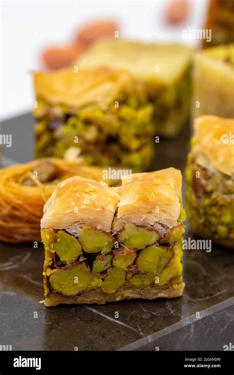 Portioniertes Baklava: Rauten, Sirup-Tränke und Pistazien