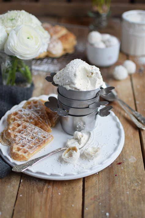 Portioniertes Raffaello-Eis in Waffeln, Sommerlicht, Servierszene
