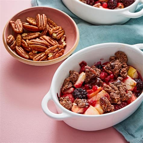 Portionsförmchen mit Apfel- und Beeren-Crumble, Toppings: Eis, Joghurt, Nüsse