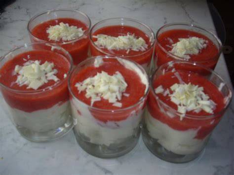 Portionsgläser mit geschichteter Mascarpone‑Quark‑Creme und Erdbeersoße