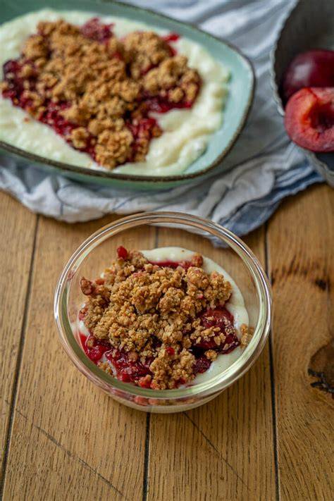 Portionsschälchen mit Pflaumen-Crumble und Vanillesauce