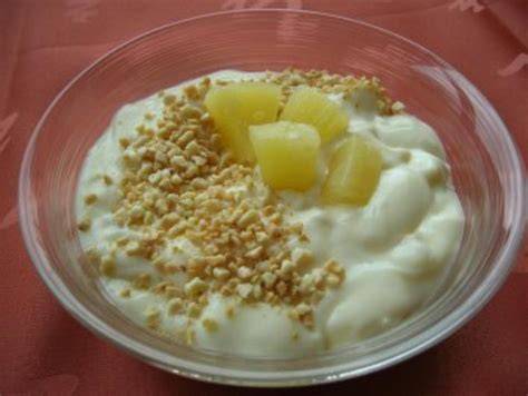 Portionsschalen mit Ananascreme, garniert mit Mandeln