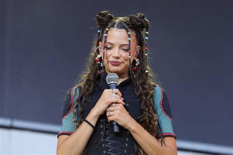 Porträt Nina Chuba bei einem Konzert
