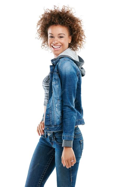 Porträt eines jungen Models, das lächelt (symbolisch für die Testimonials)