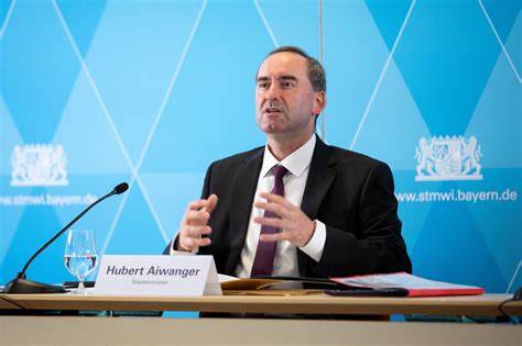 Porträt von Hubert Aiwanger bei einer Rede zum Thema Wasserstoff und Energiewende