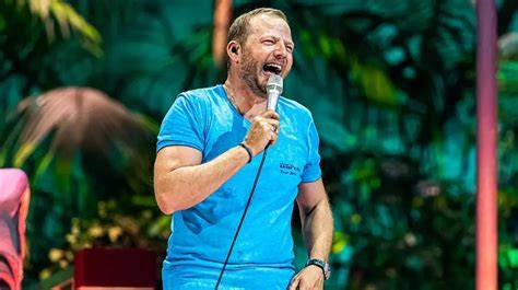 Porträt von Mario Barth auf einer Comedy-Bühne