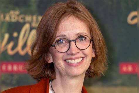 Porträt von Sabine Bohlmann beim Schreiben, Illustration oder Foto