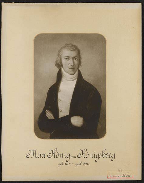 Porträt von Tobias Hönig vor einer architektonischen Skizze