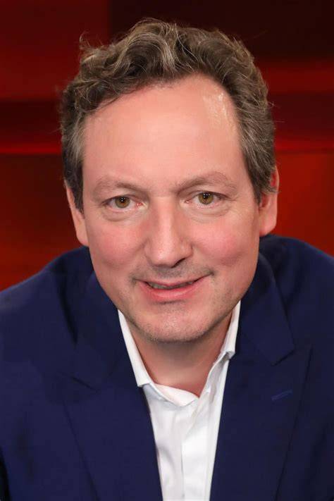 Portrait von Dr. Eckart von Hirschhausen mit Dokumentationslogo