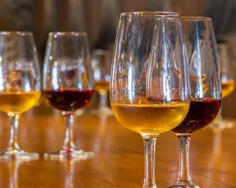 Portwein und Dessertzutaten auf einem Holztisch