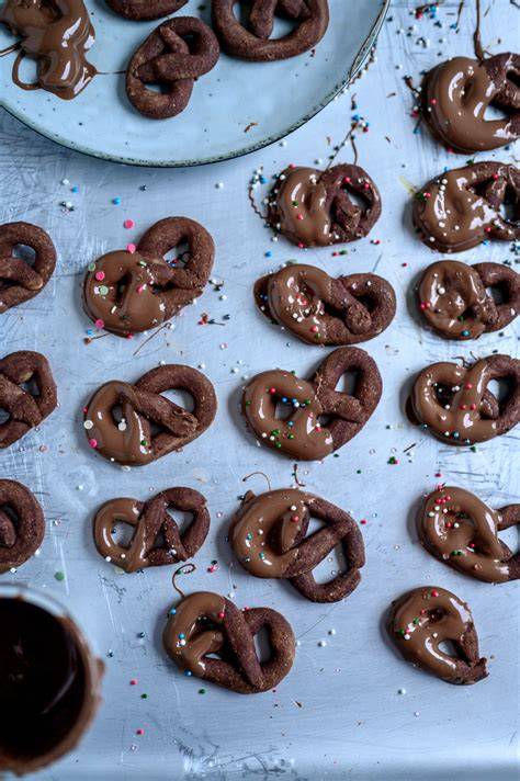 Präsentation: bunte und klassische Schoko Brezel Plätzchen auf Teller und in der Keksdose