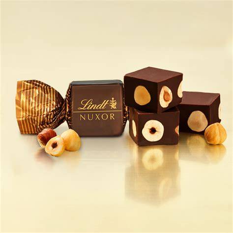 Präsentation Lindt Nuxor Dunkel: Schachtel und Würfel